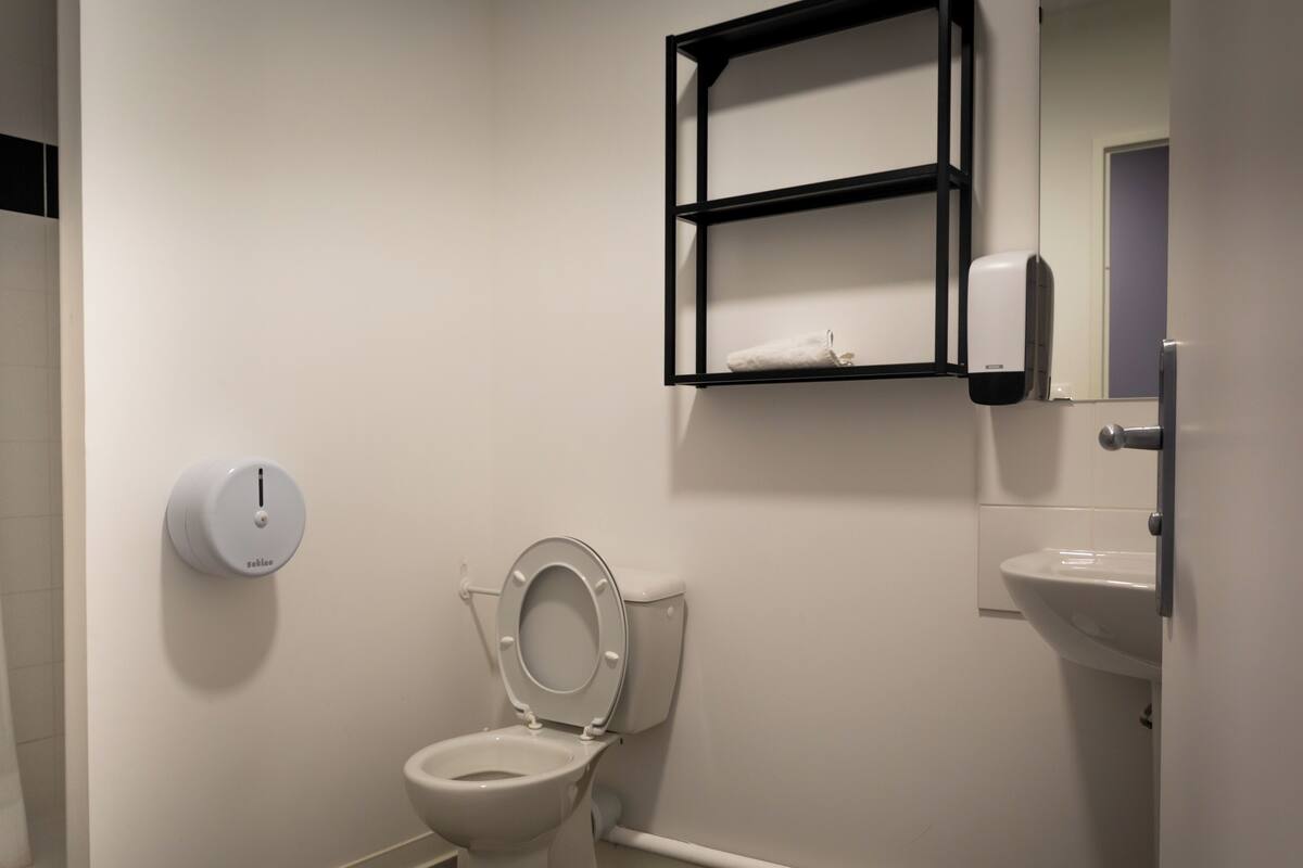 Studio Klasik, Beberapa Tempat Tidur | Tirai kedap cahaya, kedap suara, Wi-Fi gratis, dan seprai linen