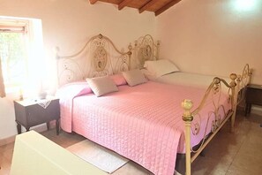1 habitación, tabla de planchar con plancha y cuna de viaje