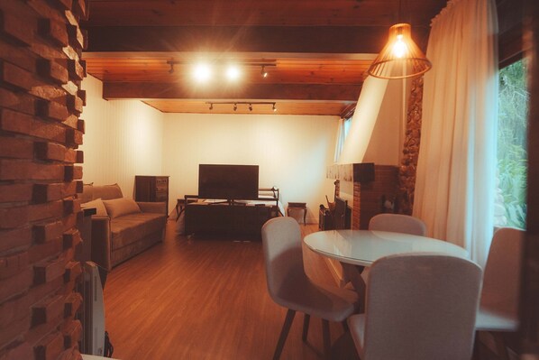 Villa | Living area | Fireplace - Vila Dal Maso (Campos do Jordão)