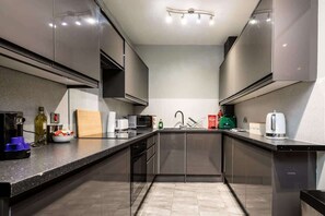 Jääkaappi, mikroaaltouuni, uuni, liesi