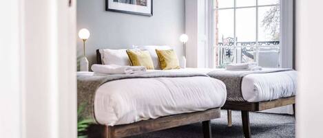 2 bedrooms, desk, iron/ironing board, WiFi