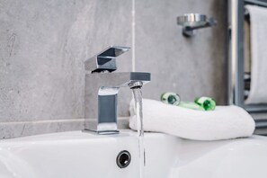 Regadera, secadora de cabello, toallas 