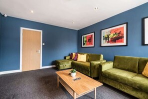 Televisión y oficina 