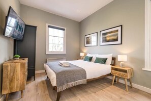 4 bedrooms, iron/ironing board, WiFi, bed sheets