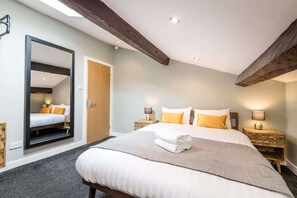 4 habitaciones, tabla de planchar con plancha, wifi y ropa de cama 