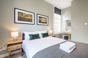 4 bedrooms, iron/ironing board, WiFi, bed sheets