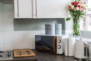 Refrigerador, microondas, horno y parrilla de estufa