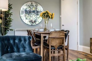 Dining - Host & Stay | Catharine Quarters I & II (Liverpool)