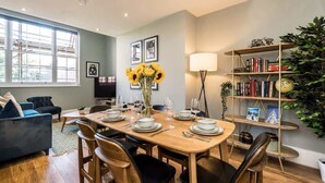 Dining - Host & Stay | Catharine Quarters I (Liverpool)