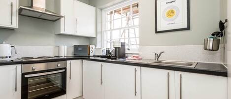 Refrigerador, microondas, horno, placa de cocina