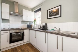 Kjøleskap, mikrobølgeovn, ovn og kokeplater