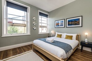 2 bedrooms, desk, iron/ironing board, WiFi