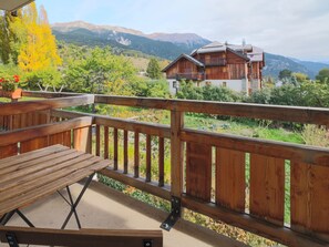 Property grounds - Cozy Studio with Wi-Fi, BBQ, Summer Pool, Near Ski Pistes & Free Village Shuttle (Saint-Chaffrey)