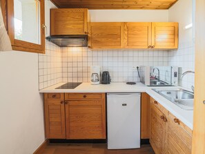 Fridge, oven, stovetop, coffee/tea maker