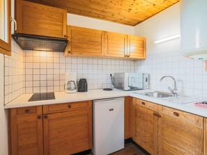 Fridge, oven, stovetop, coffee/tea maker - Cozy Studio with Wi-Fi, BBQ, Summer Pool, Near Ski Pistes & Free Village Shuttle (Saint-Chaffrey)