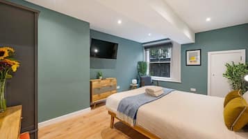 2 bedrooms, desk, iron/ironing board, WiFi