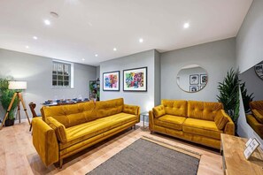 TV, offices - Host & Stay | Catharine Quarters IV (Liverpool)