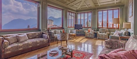 Basic Villa | Living room | 35-inch TV with digital channels