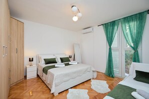 Skrivebord, strykejern/-brett, wi-fi (inkludert) og sengetøy