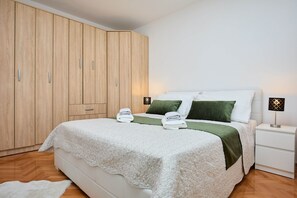 Bureau, fer et planche à repasser, Wi-Fi gratuit, draps fournis