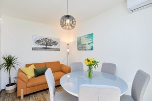 En 60-centimeters Flatskjerm-TV med digitale kanaler