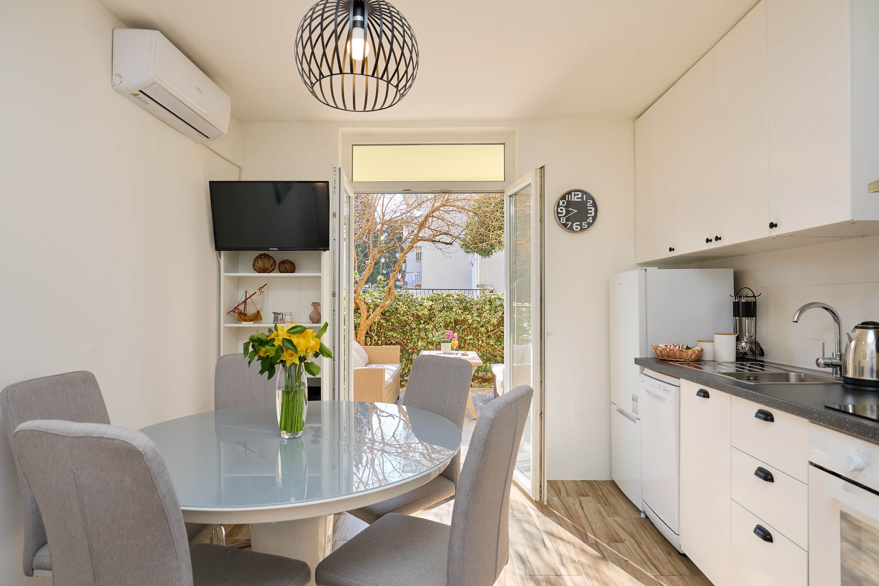 Fridge, oven, stovetop, dishwasher