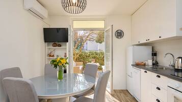 Fridge, oven, stovetop, dishwasher