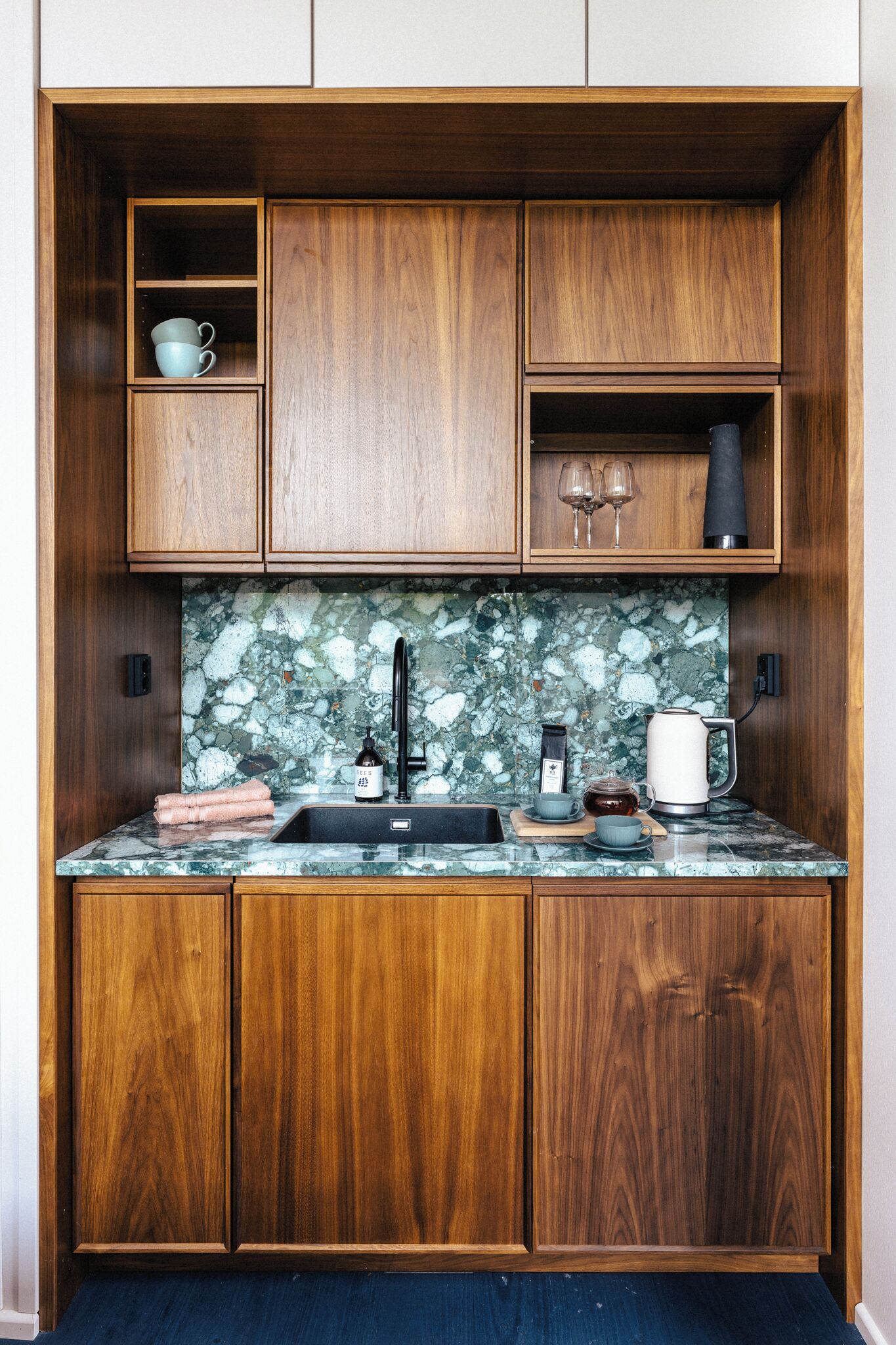 Suite | Dapur kecil pribadi | Lemari es kecil, oven, kompor, dan mesin pencuci piring