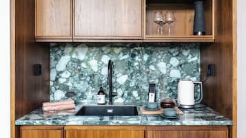 Suite | Dapur kecil pribadi | Lemari es kecil, oven, kompor, dan mesin pencuci piring