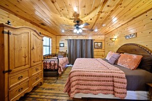 3 bedrooms, internet, bed sheets - Amazing views right outside Beavers Bend State Park. (Broken Bow)