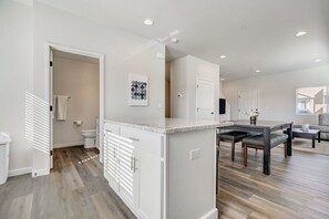 Interior - 4BD Modern Luxury|Mnt Views|Close To Downtown (Colorado Springs)