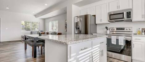 Kjøleskap, mikrobølgeovn, ovn og kokeplater