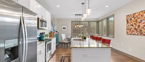 Réfrigérateur, micro-ondes, four, plaque de cuisson