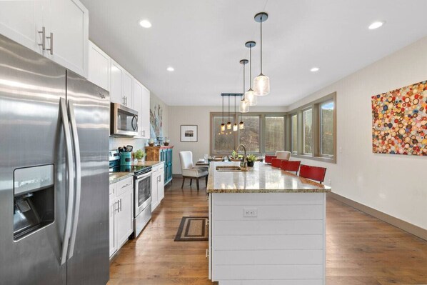 Refrigerador, microondas, horno, placa de cocina