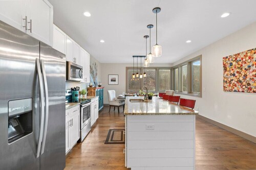 *NEW* Modern Cabin w Hot Tub & Firepit