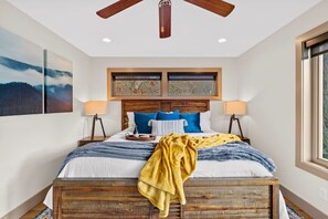 3 habitaciones, escritorio y tabla de planchar con plancha