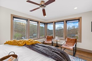 3 habitaciones, escritorio y tabla de planchar con plancha