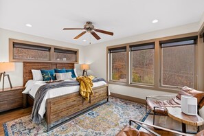 3 habitaciones, escritorio y tabla de planchar con plancha 