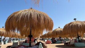 A beach with thatched umbrellas and lounge chairs. - El Gouna - Sea view - Kitesurfing  (Hurghada)