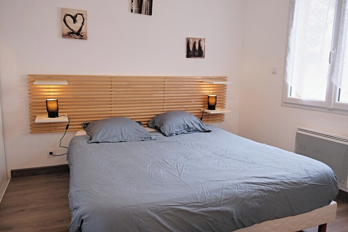 3 habitaciones, escritorio, tabla de planchar con plancha y internet 