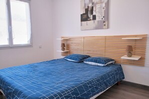 3 bedrooms, desk, iron/ironing board, Internet