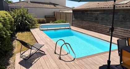 Le Bois des Ailes, lovely house with a heated pool