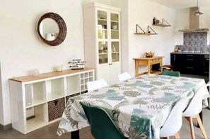 Dining - Le Bois des Ailes, lovely house with a heated pool (Talmont-Saint-Hilaire)