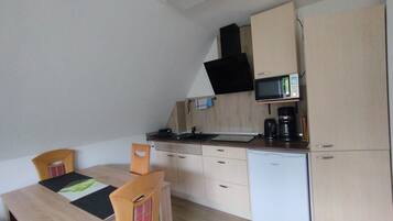 Een koelkast, een magnetron, een kookplaat