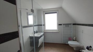 Douche, sĂšche-cheveux, serviettes fournies, savon