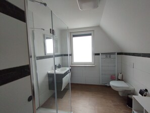 Douche, sĂšche-cheveux, serviettes fournies, savon