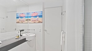 Shower, hair dryer, towels, soap - Belle Escapes - 405 Harbour Lights (Cairns City)