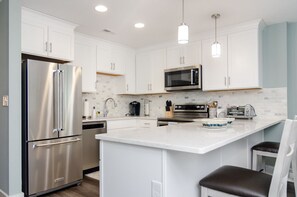 Kylskåp, mikrovågsugn, ugn och spishäll