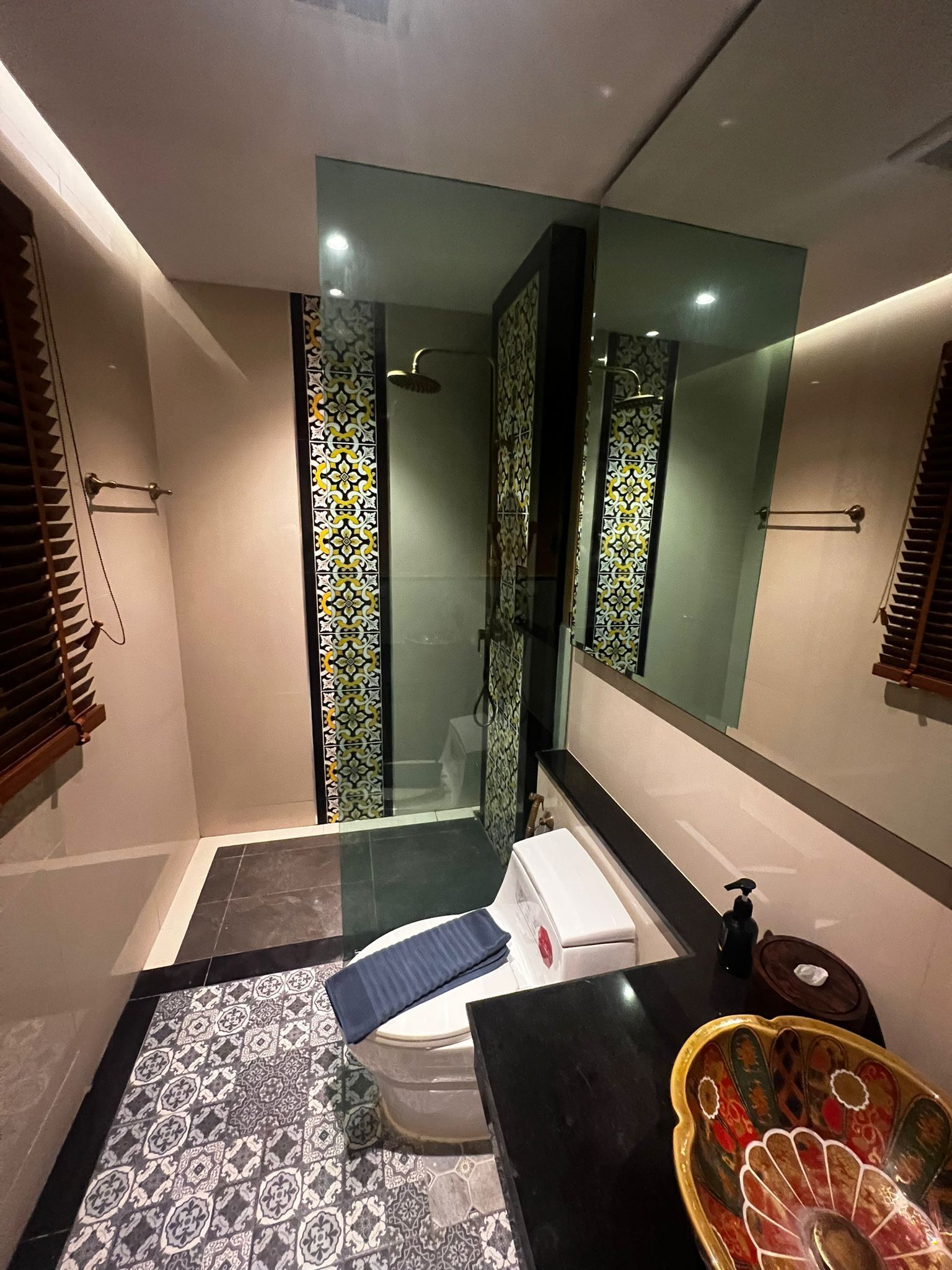 Un bagno con doccia, WC e lavandino.