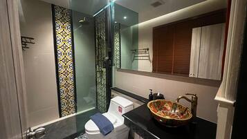 Quarto casal luxo | Banheiro | Chuveiro, toalhas de banho